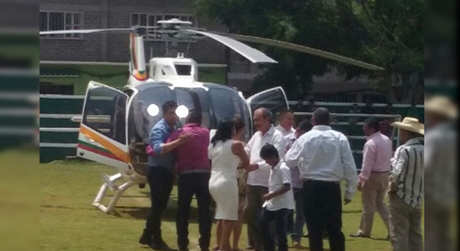 Critican diputados a dirigente del PRI por trasladarse en helicóptero