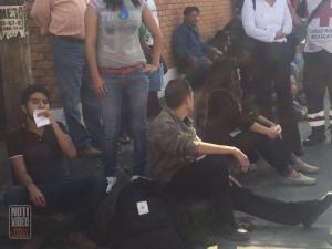 Choca combi gris del transporte público en Tecuén y Tanganxoán, colonia Félix Ireta.