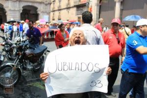 Arriba movilización del Frente Cívico Social al primer cuadro de la ciudad.