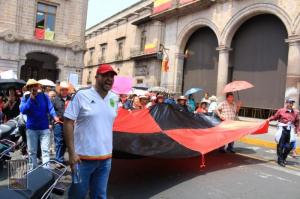 Arriba movilización del Frente Cívico Social al primer cuadro de la ciudad.