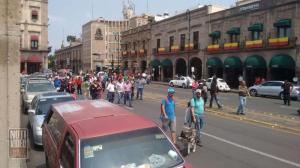 Arriba movilización del Frente Cívico Social al primer cuadro de la ciudad.