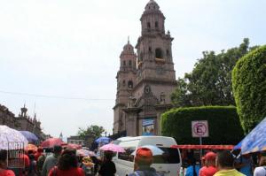 Arriba movilización del Frente Cívico Social al primer cuadro de la ciudad.