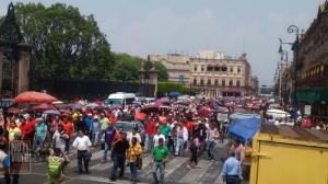 Arriba movilización del Frente Cívico Social al primer cuadro de la ciudad.