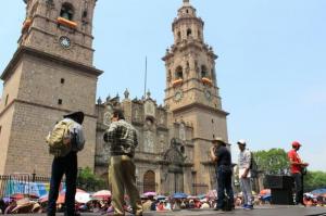 Arriba movilización del Frente Cívico Social al primer cuadro de la ciudad.