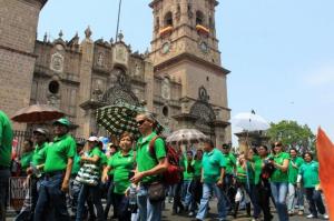 Arriba movilización del Frente Cívico Social al primer cuadro de la ciudad.