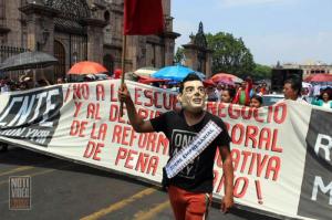 Arriba movilización del Frente Cívico Social al primer cuadro de la ciudad.