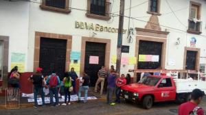 CNTE bloquea sucursales bancarias