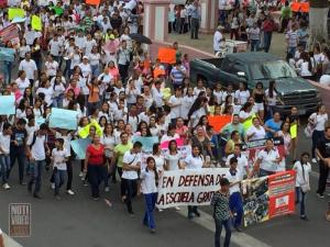 Maestros de la CNTE en Apatzingán obligan a alumnos a marchar contra la reforma educativa