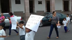 Maestros de la CNTE en Apatzingán obligan a alumnos a marchar contra la reforma educativa