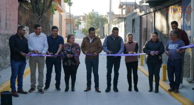 Entrega Chava Cortés dos calles más en Charo 