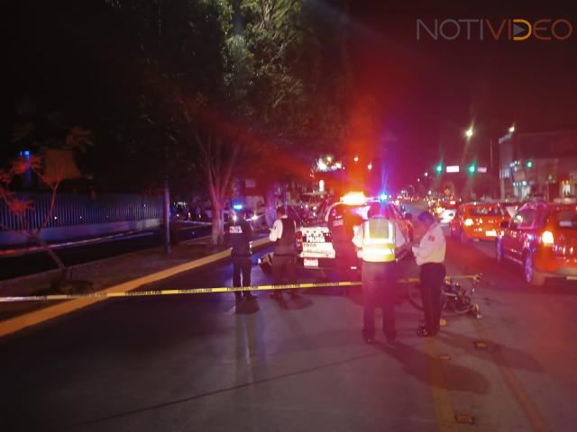 Motociclista muere atropellado en avenida Camelinas en Morelia. 