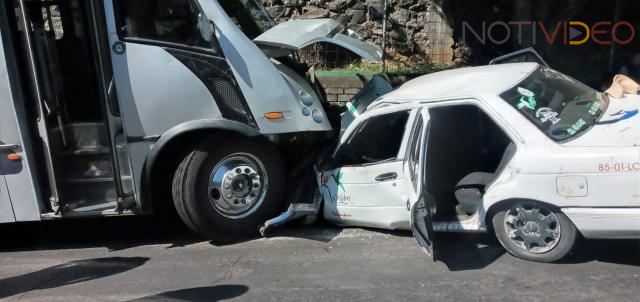 Camión urbano y taxi se estrellan de frente en calles de Uruapan  --Se reportan 5 personas lesionada