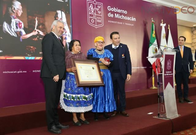 Entrega Bedolla a cocineras tradicionales premio internacional de gastronomía