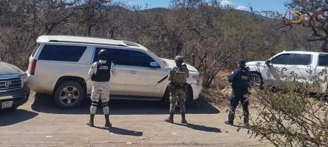 Aseguran autoridades camionetas, cartuchos y droga abandonadas en una brecha en Jiquilpan 