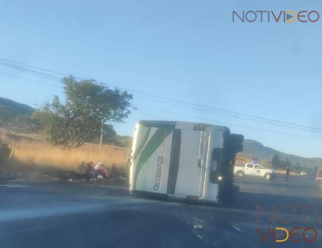 Vuelca un autobús de Occidente en la carretera Jacona-Los Reyes