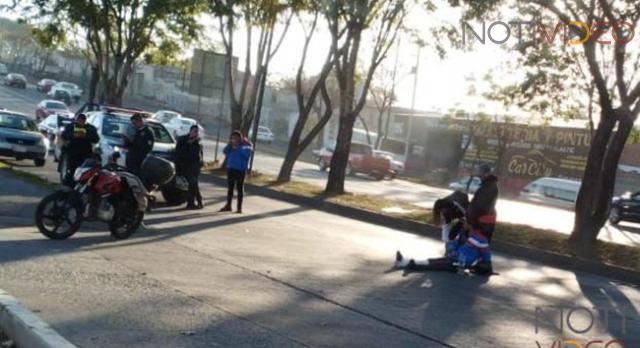 Motociclista resulta lesionado al impactarse contra un carro