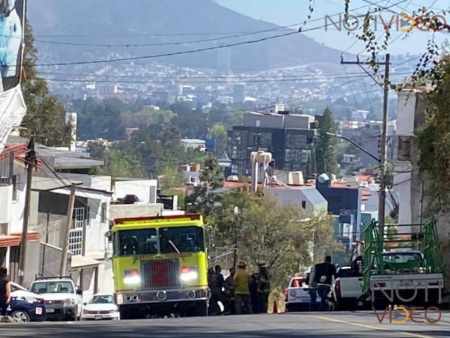 Trabajador recibe una descarga eléctrica en una construcción.