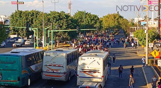 Marchan normalistas en rechazo de exámenes para obtener plazas de trabajo 