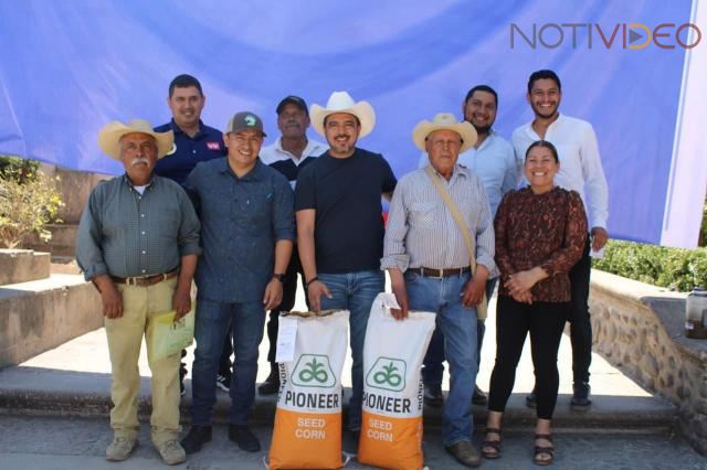 Impulsa Chava Cortés al campo charense con la entrega de insumos