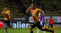 respira monarcas; gana 2-0 a jaguares