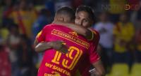 Monarcas hunde al Tiburón