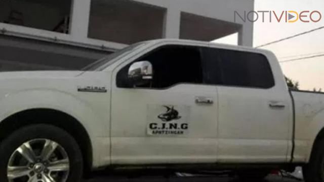 Aseguran camionetas con escudos de un cartel delincuencial