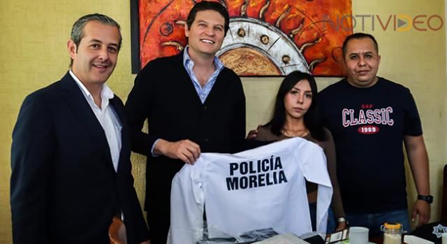 Entrega Alfonso Martínez uniformes a policías