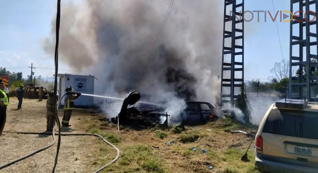 Incendio de pastizal afecta una veintena de carros abandonados en un corralón