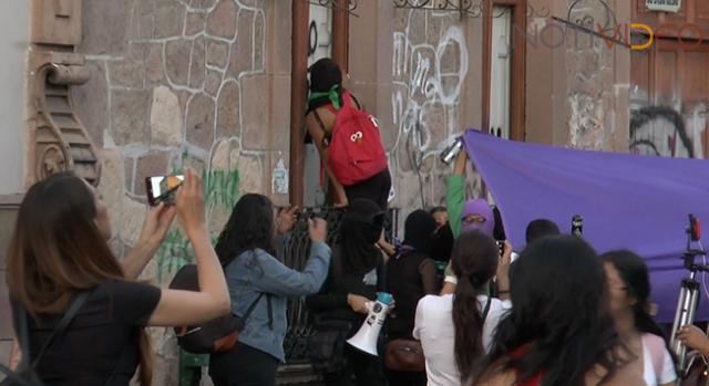 Mujeres marchan en Michoacán; esta vez no hubo confrontación, pero sí vandalismo 