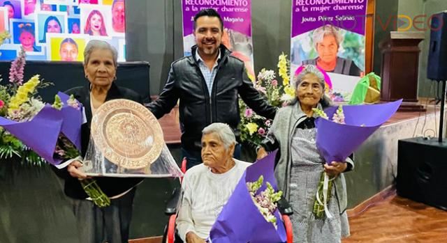 Alicia, Esther y Jovita, artesanas de Charo, reciben el Reconocimiento a la Mujer Charense