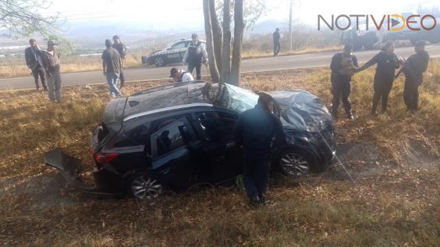 Una mujer muerta y dos hombres lesionados dejo la volcadura de una camioneta 