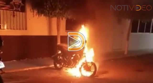 Prenden fuego a una motocicleta en la puerta  de la dirección de la policía en Tarímbaro