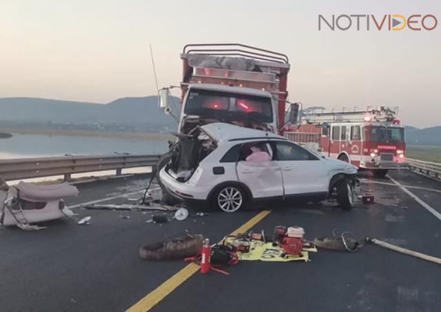 Choque de frente de un torton contra una camioneta deja una persona fallecida 