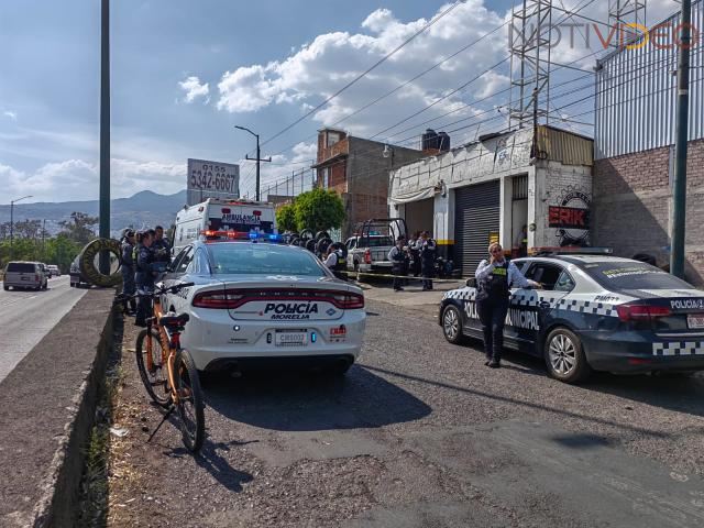 Acrbillan a tiros a dos hombres dentro una llantera en Morelia 