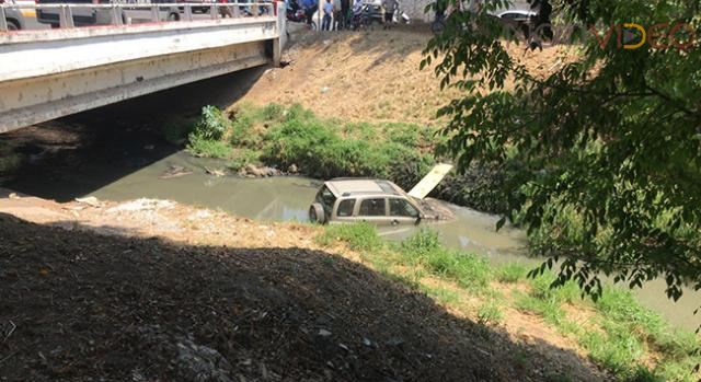 Camioneta cae al Río en la colonia Morelos