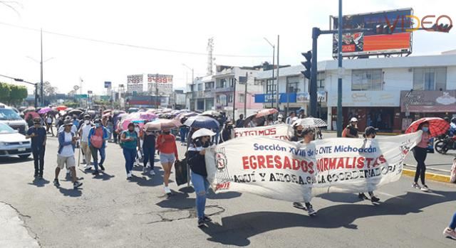 Normalistas marchan hacia el centro de Morelia