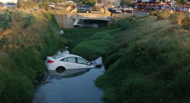 Joven cae con su automóvil a un canal de aguas pluviales 