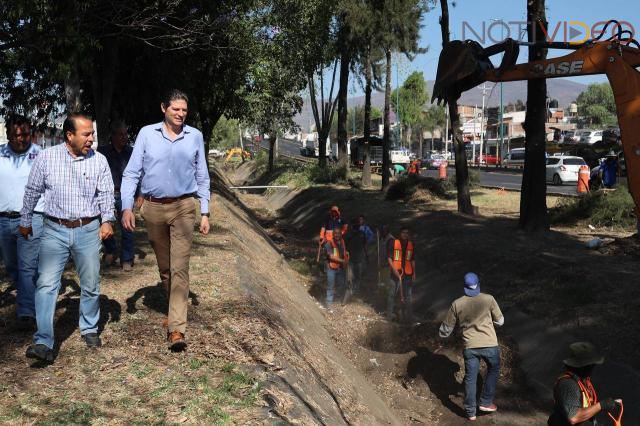 Alfonso Martínez instruye limpieza preventiva en dren al Norte de Morelia