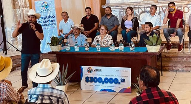 Entrega Chava Cortés apoyos para impulsar el sector mezcalero de Charo