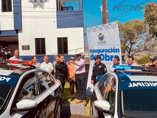 Entrega Chava Cortés patrullas, seguros de vida y caseta de vigilancia de Irapeo