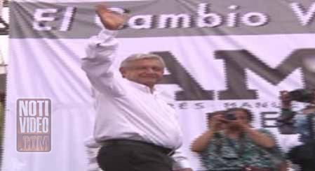 AMLO visitó el puerto michoacano en gira procelitista 