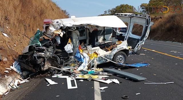 Ambulancia hace carambola en la autopista Siglo XXI