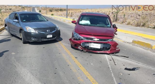 Daños materiales deja una carambola en Misión del Valle