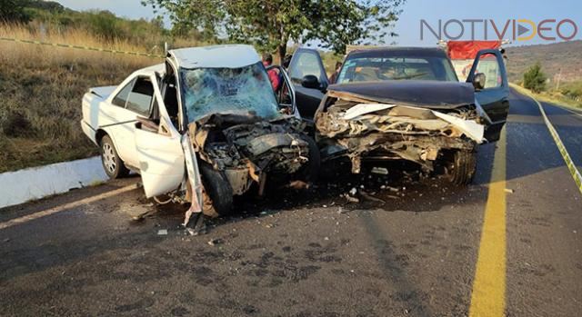 Choque de frente dejó dos muertos en la carretera Morelia - Quiroga