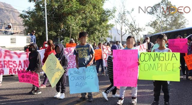 Habitantes de Tuxpan bloquean la carretera federal por el supuesto robo de agua 