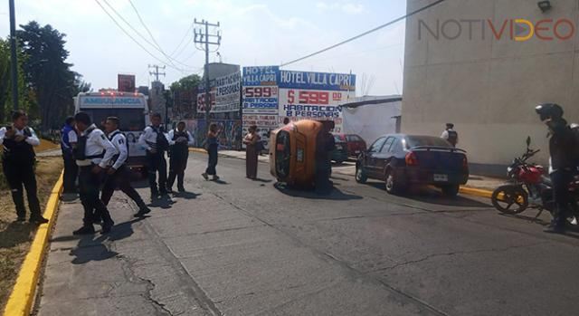 Vuelca camioneta en el Boulevard García de León