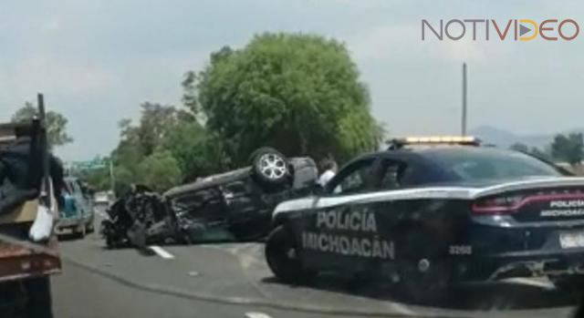 Hombre resulta lesionado el chocar y volcar su vehículo en la carretera Morelia - Pátzcuaro