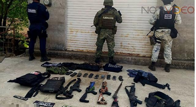 Decomisaron 5 armas largas, equipo táctico y vehículos en Uruapan