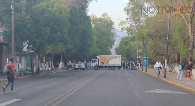 Normalistas bloquean la avenida Ventura Puente