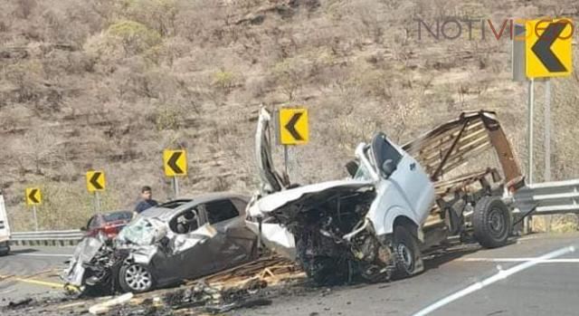 Dos personas fallecen durante brutal choque, en la autopista Siglo XXI